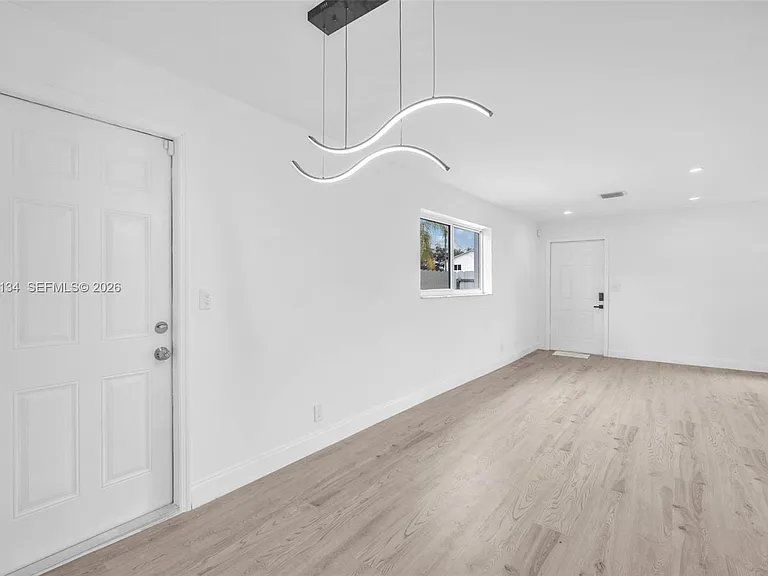 2572 NW 20th St — Photo 14