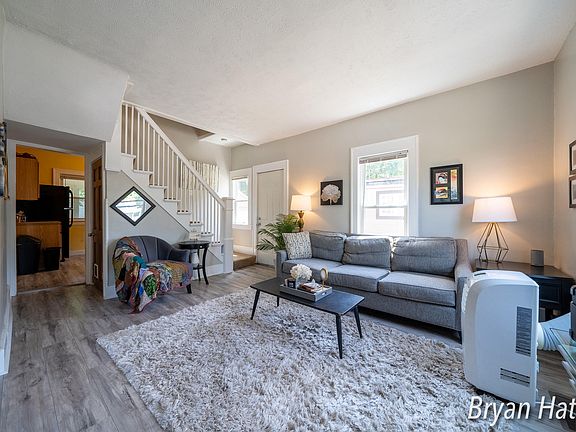 3rd image of 2928 Coit Ave NE