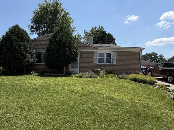 17 Sycamore Ave, Carpentersville, IL 60110