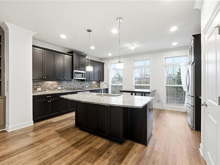 7809 Laurel Crest Dr — Photo 3