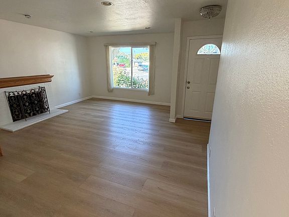 3rd image of 2000 Santa Cruz Ave
