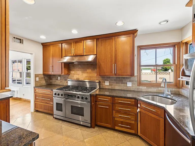 1237 W Oak Ave — Photo 9