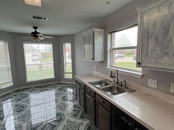 3rd image of 2821 Plantation Dr