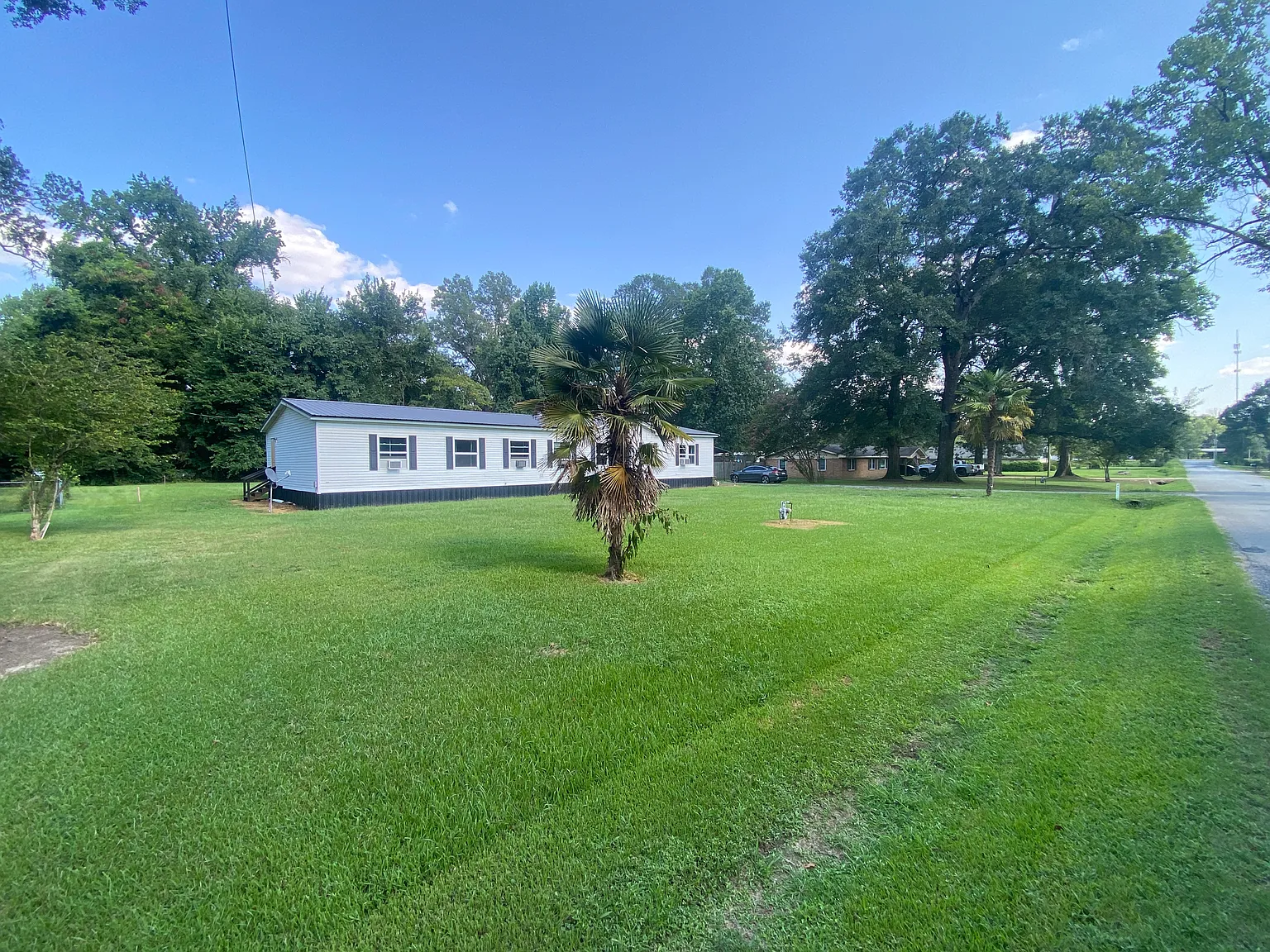 4 bed, 2400 sqft, $4,800 — Photo 2
