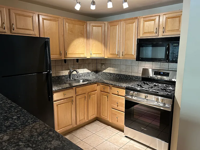 5462 Vicaris St #1 — Photo 3