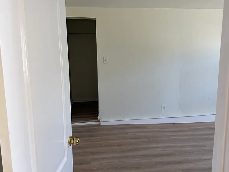 1930 Irving Ave #1930 — Photo 5
