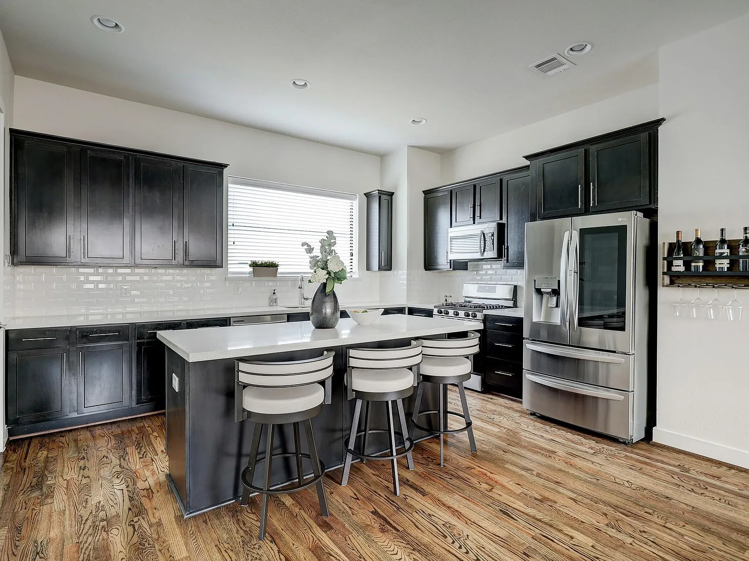 3 bed, 3.5 bath, 2172 sqft, $3,400 — Photo 1