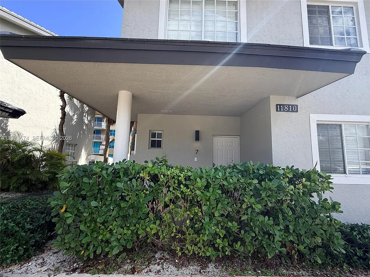 Building Photo - 11810 NE 19th Dr #7