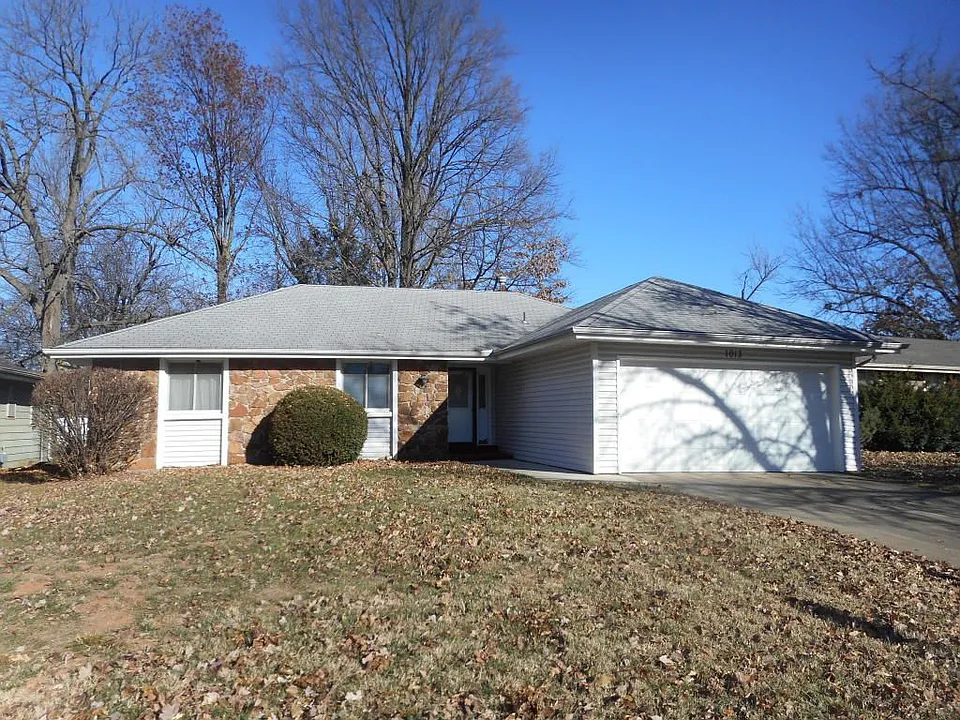 1013 E Guinevere St