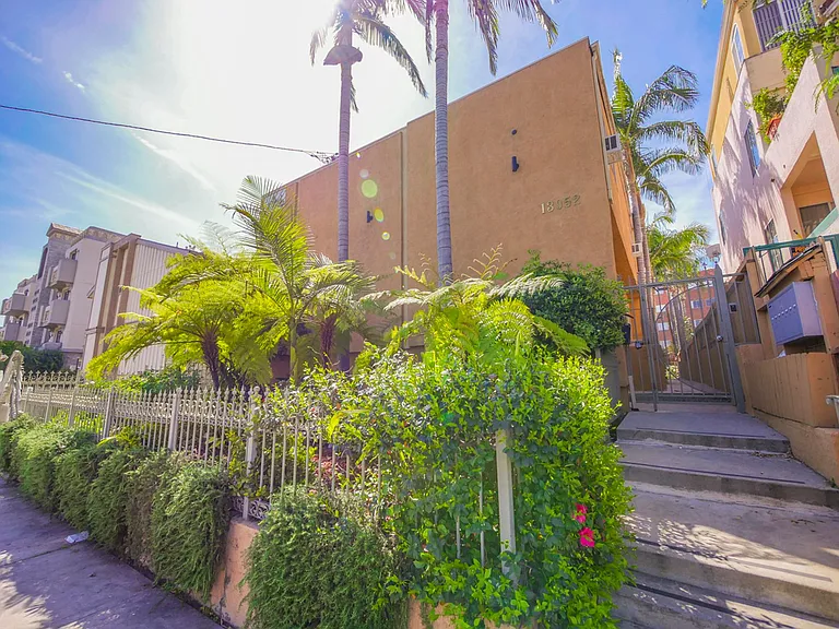 13952 Moorpark Ave — Photo 1