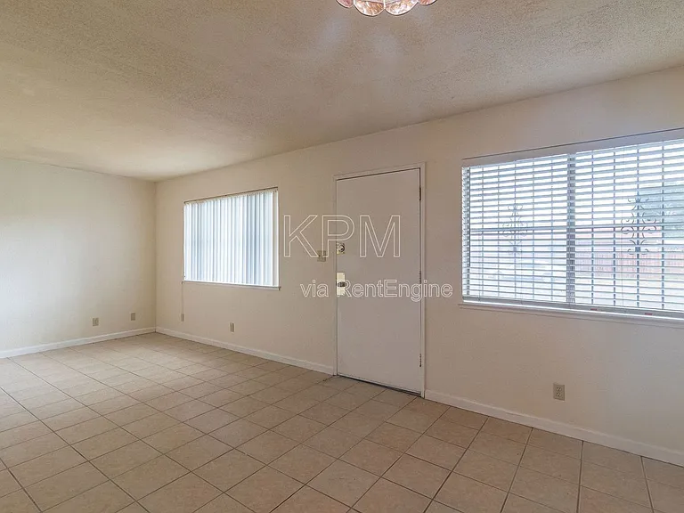 1227 Pinetree Dr #1 — Photo 5