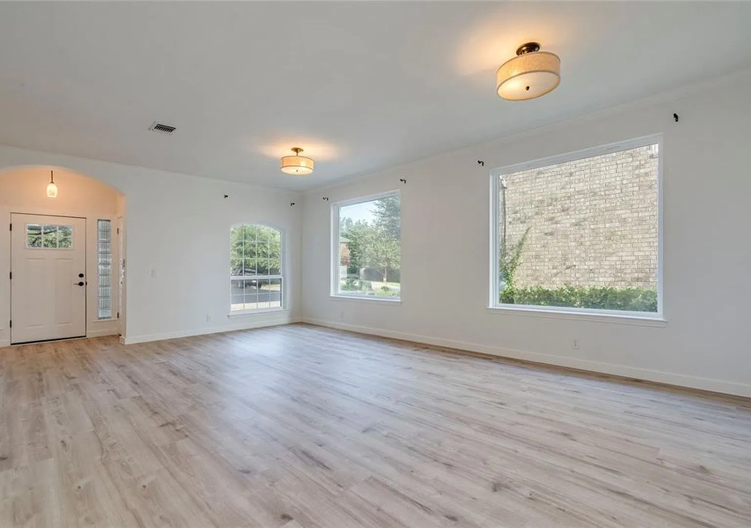Stunning Single Story Completely Renovated Home On A Cul-de-Sac In The Highly Sought After Commun... — Photo 3
