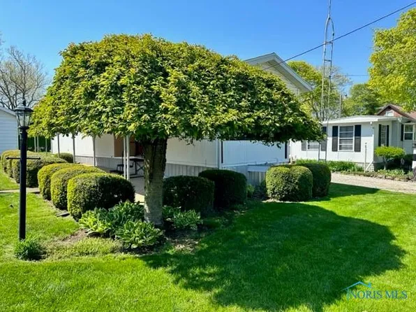 5288 E Lawrence Dr, Port Clinton, OH 43452