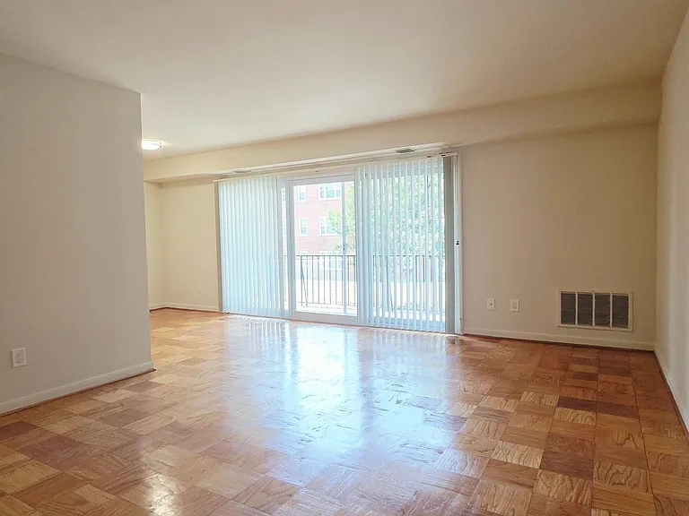 Columbia Courts Apartments — Photo 25