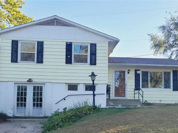 1227 Mound Dr, Atchison, KS 66002