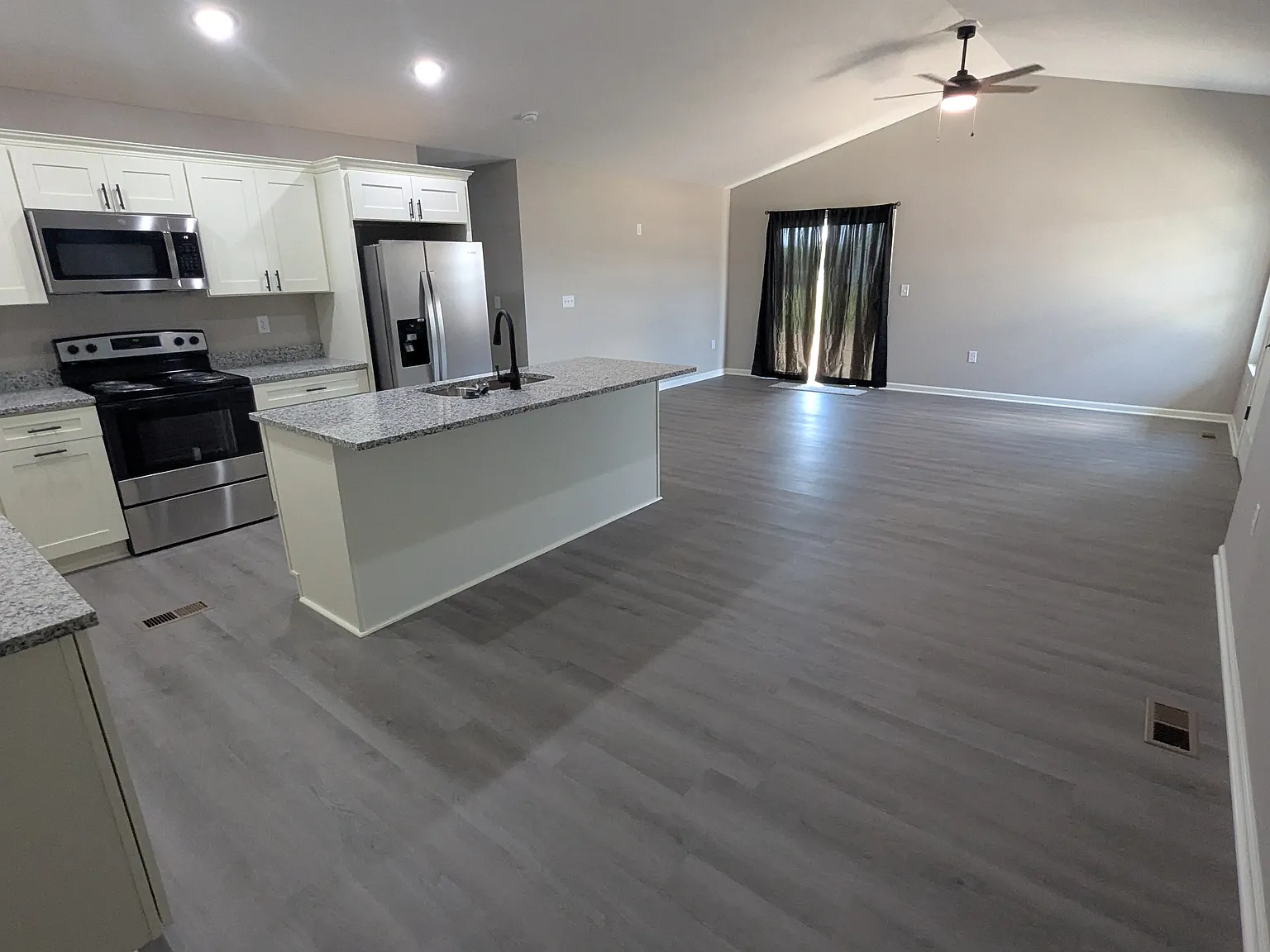 5 bed, 2400 sqft, $2,195 — Photo 3