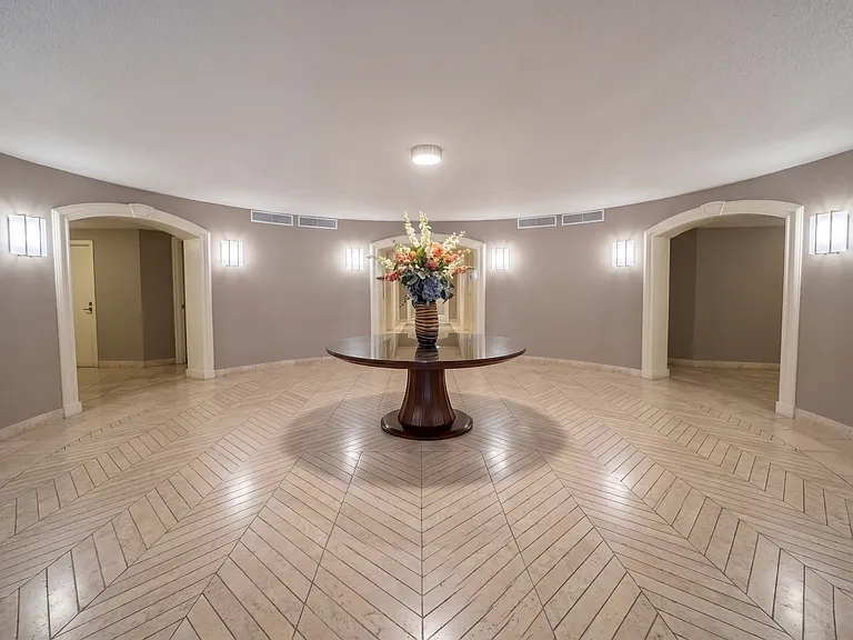8360 Greensboro Dr #524 — Photo 2