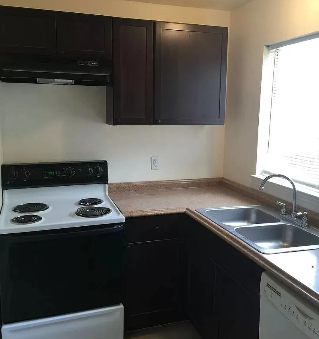 2 bed, 2.0 bath, 995 sqft, $1,195 — Photo 2