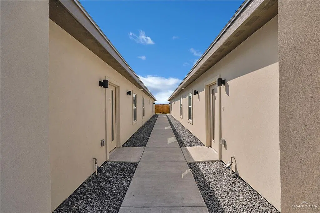 3 bed, 2.0 bath, 1111 sqft, $1,400 — Photo 2