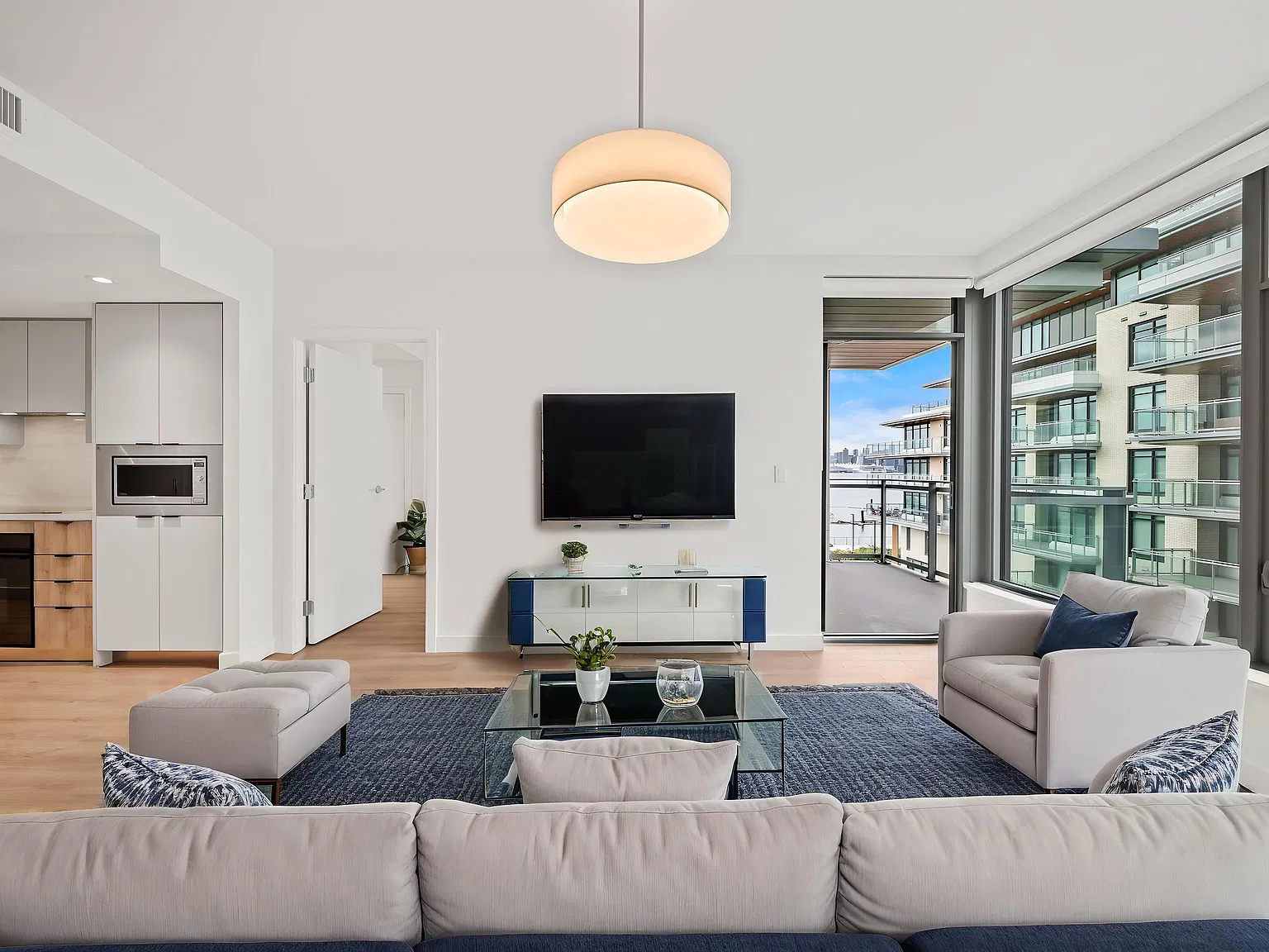 2 bed, 989 sqft, $3,900 — Photo 1
