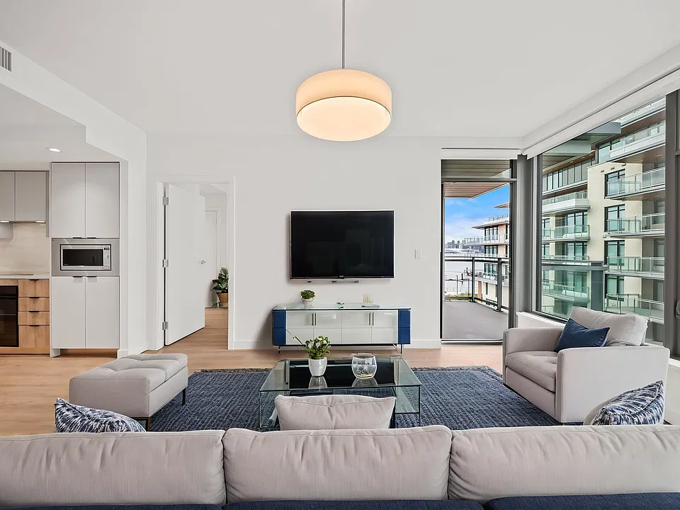 755 Harbourside Dr #425
