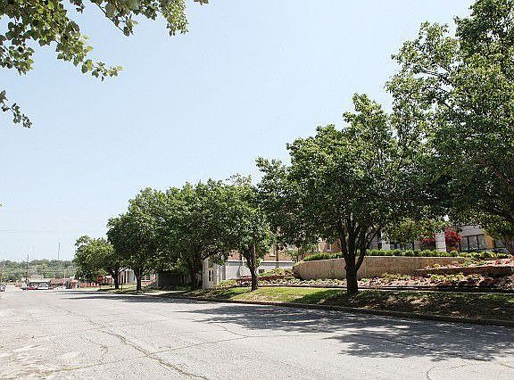 4th image of 118 S Oak St