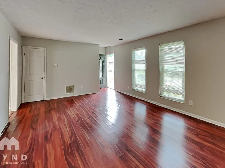 785 Edenton Ct — Photo 4