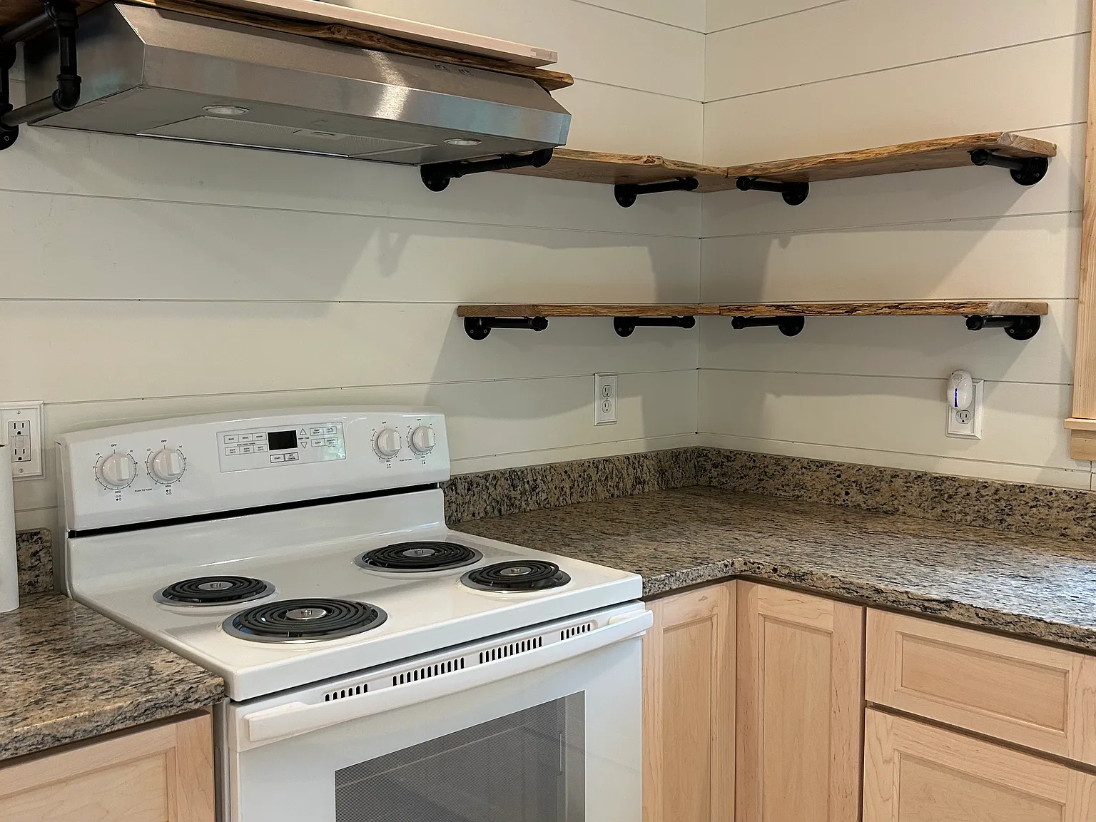 114 Woodpecker Ln — Photo 3