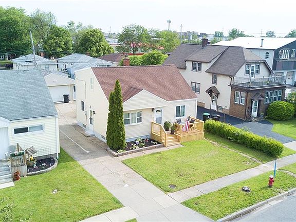 3rd image of 416 Shepard Ave