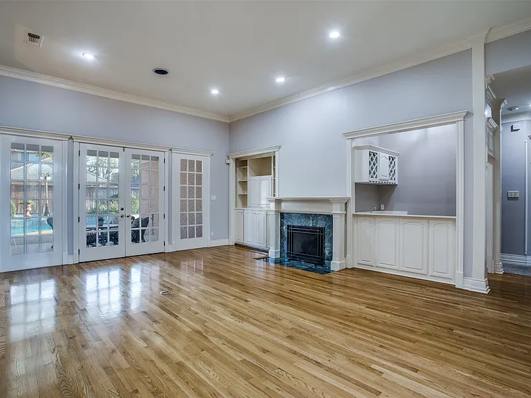The living area offers natural light, built-ins, gas fireplace, and a wet bar. Ideal for entertaining friends and family year-around. You will find recessed lighting throughout the home.