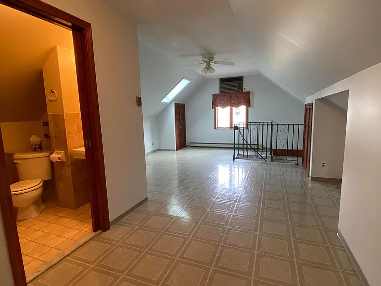 146 W Adams St — Photo 8