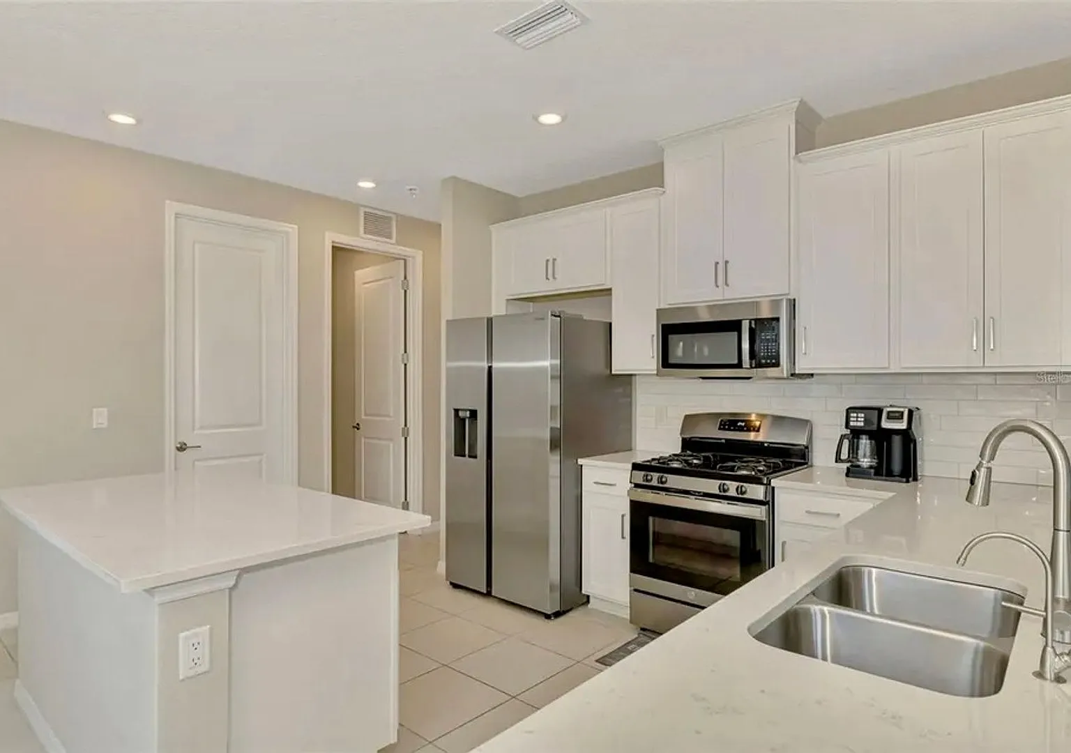 Newer Single Family Home in gated community — Photo 4