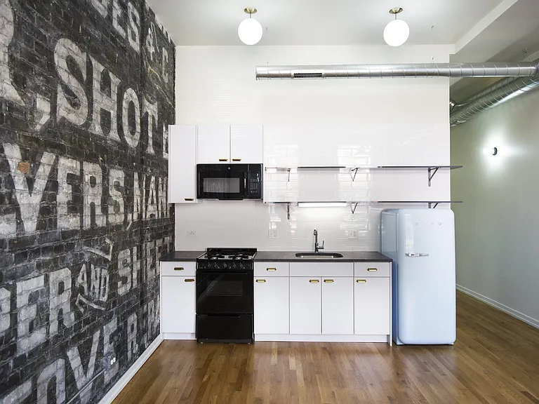 1422 N Milwaukee Ave — Photo 1