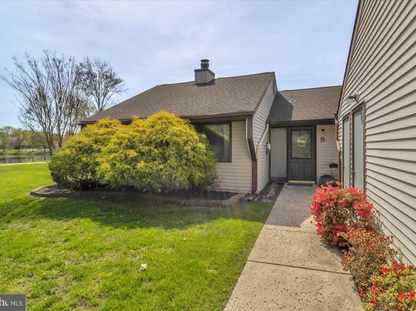 8 E Azalea Ln, Mount Laurel, NJ 08054