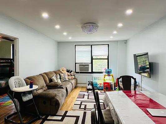 Sold by E Realty International Corp | media 4