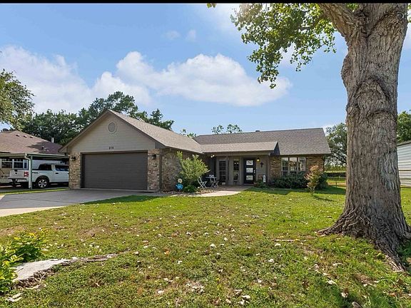 3rd image of 215 White Brush Dr