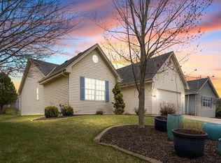 1572 Falcon DRIVE, Hartford, WI 53027