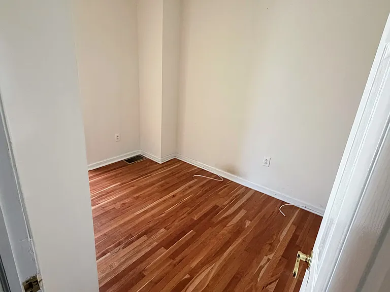 137 Moore St — Photo 8