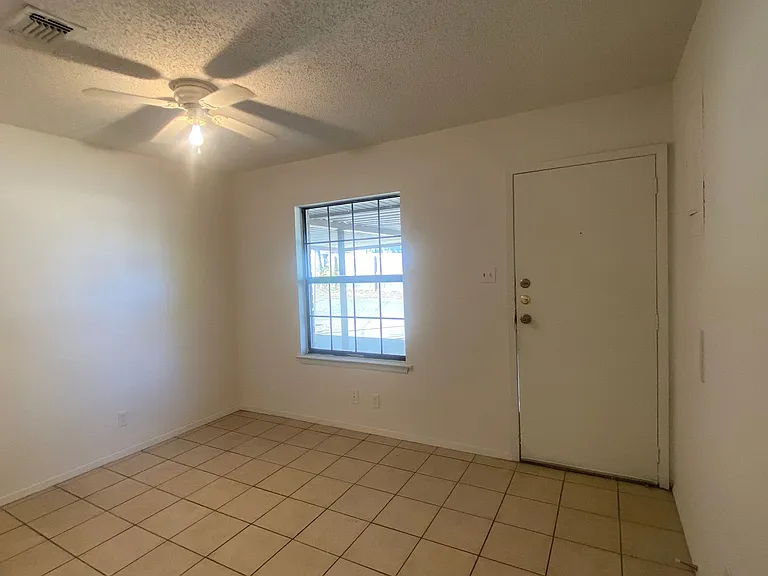 2414 Bunker Hill Dr #B — Photo 8