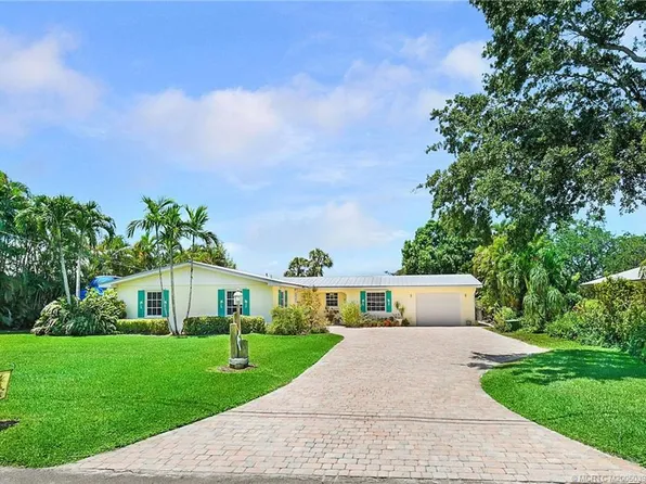 906 SW Magnolia Bluff Dr, Palm City, FL 34990