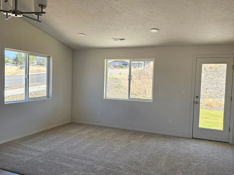511 SE Polaris St — Photo 2