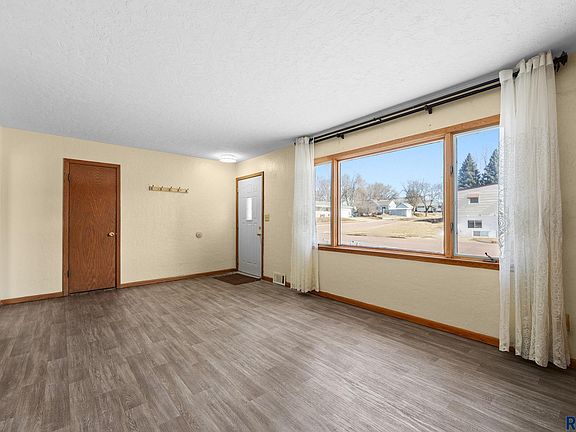4th image of 701 S Lowell Ave