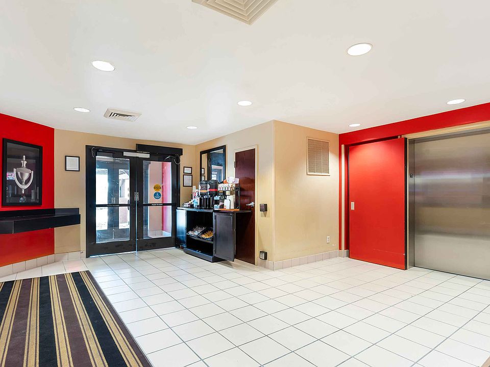 Lobby and Guest Check-in