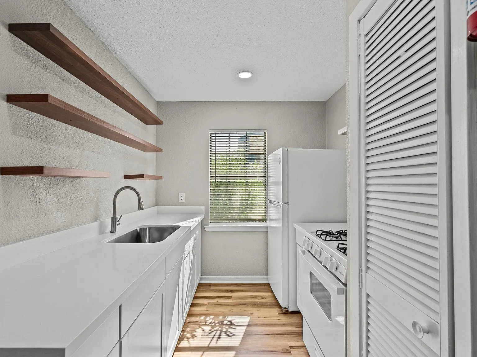 3 bed, 1.0 bath, 1087 sqft, $1,450 — Photo 1