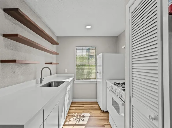 1927 Avenue M 1/2 APT 4, Galveston, TX 77550