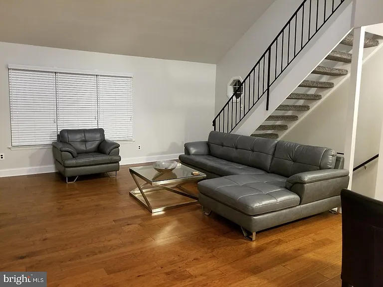 120 Devonshire Ct — Photo 3