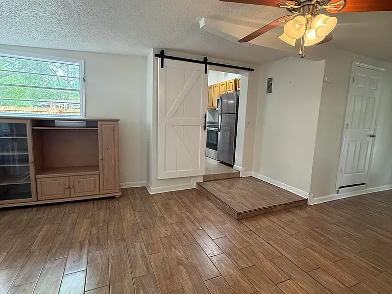 909 La Marche Dr — Photo 6
