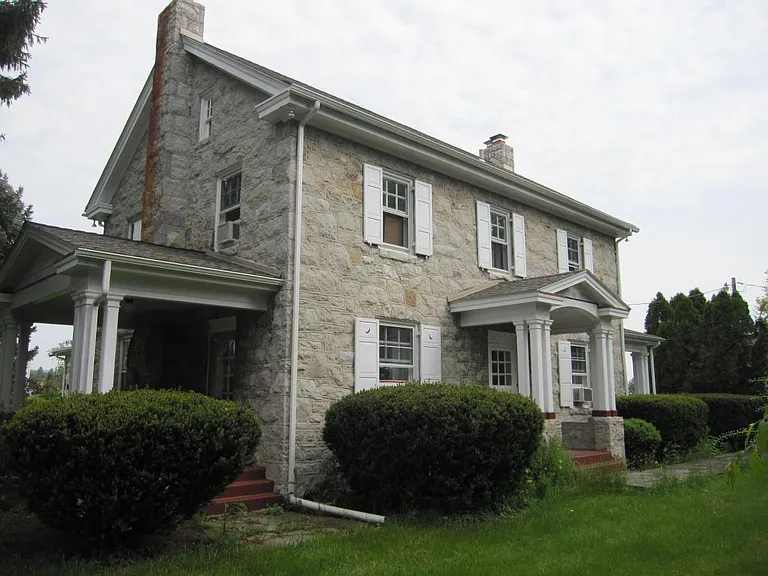 Exterior Side Porch