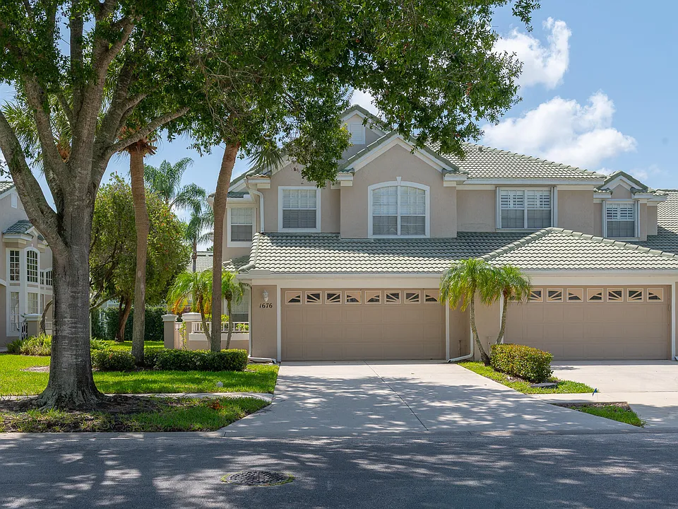 1676 SW Harbour Isles Cir #97