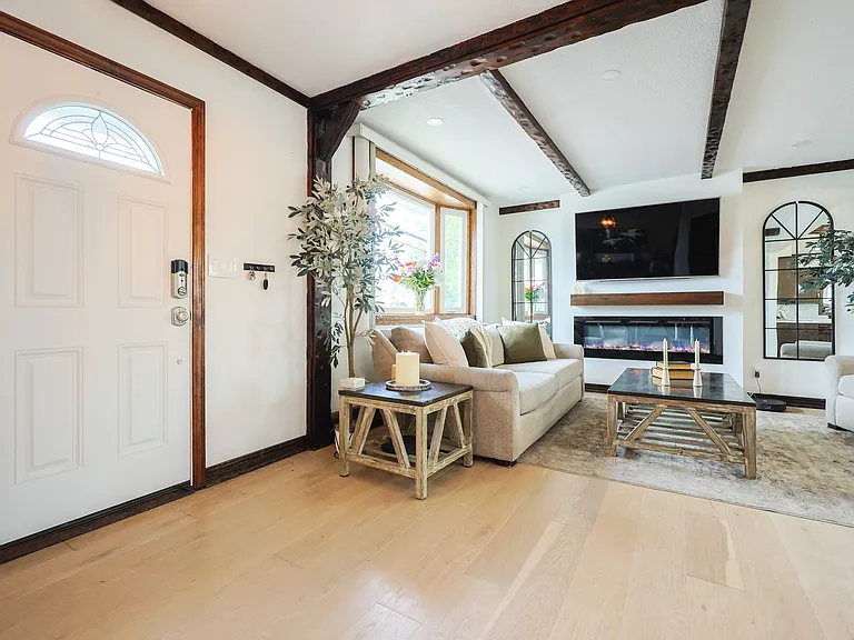 115 Charger St — Photo 2